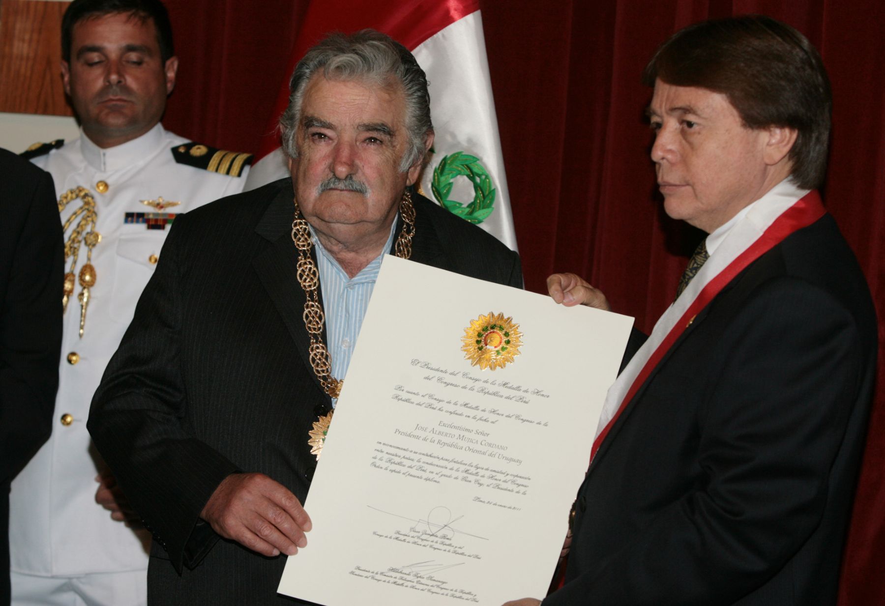 El Parlamento Nacional de la República de Perú, condecoró hoy con la más alta distinción al presidente de la República Oriental del Uruguay, José Alberto Mujica Cordano, al otorgarle la Medalla de Honor del Congreso en el grado de Gran Cruz, por sus esfuerzos para fortalecer los lazos de amistad entre su país y el Perú.