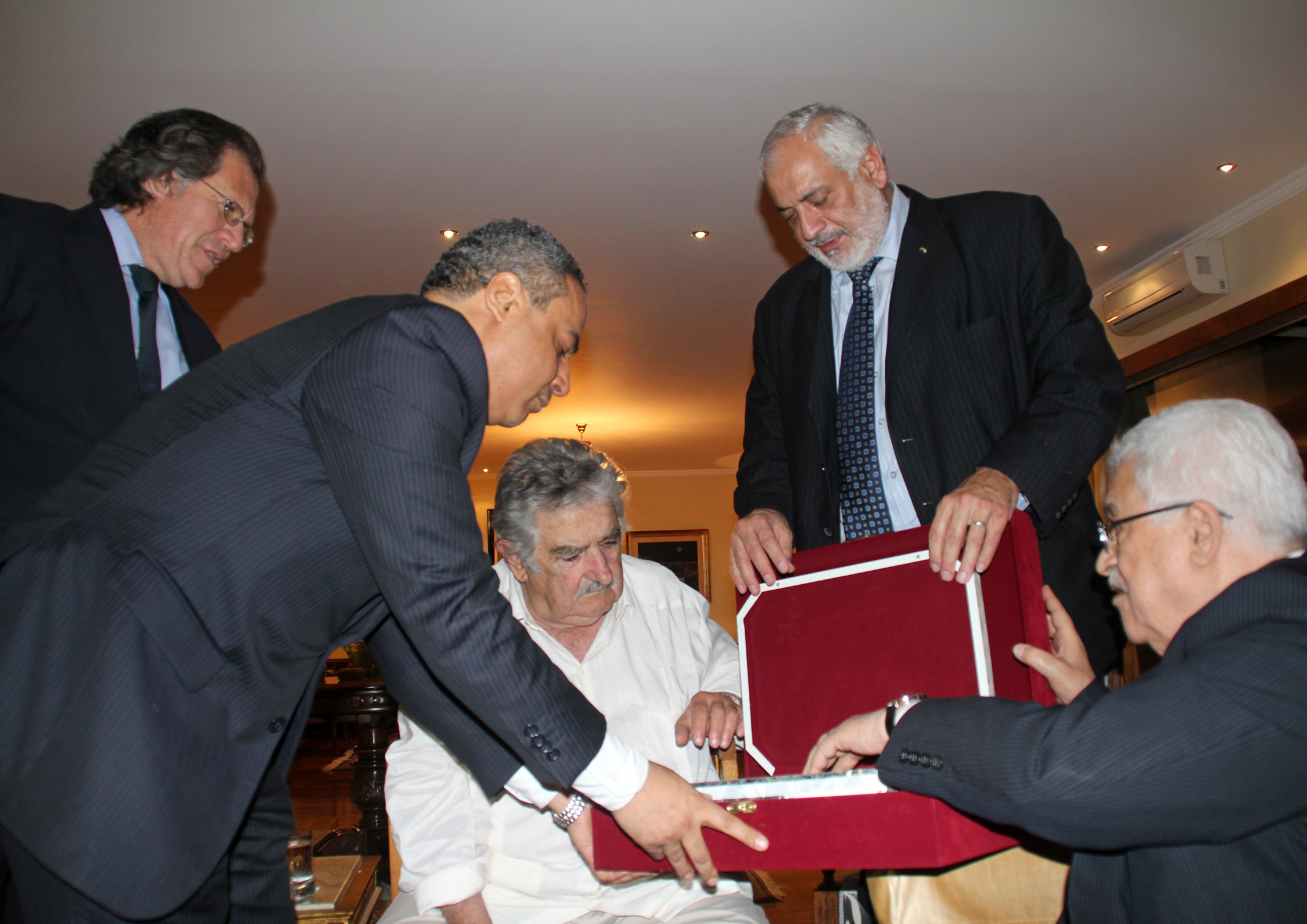 José Mujica recibiendo el obsequio