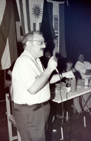 Intervención de Pato Quartino en el 2do Congreso del MPP. Sentado en la mesa, Bicho Bonomi.
